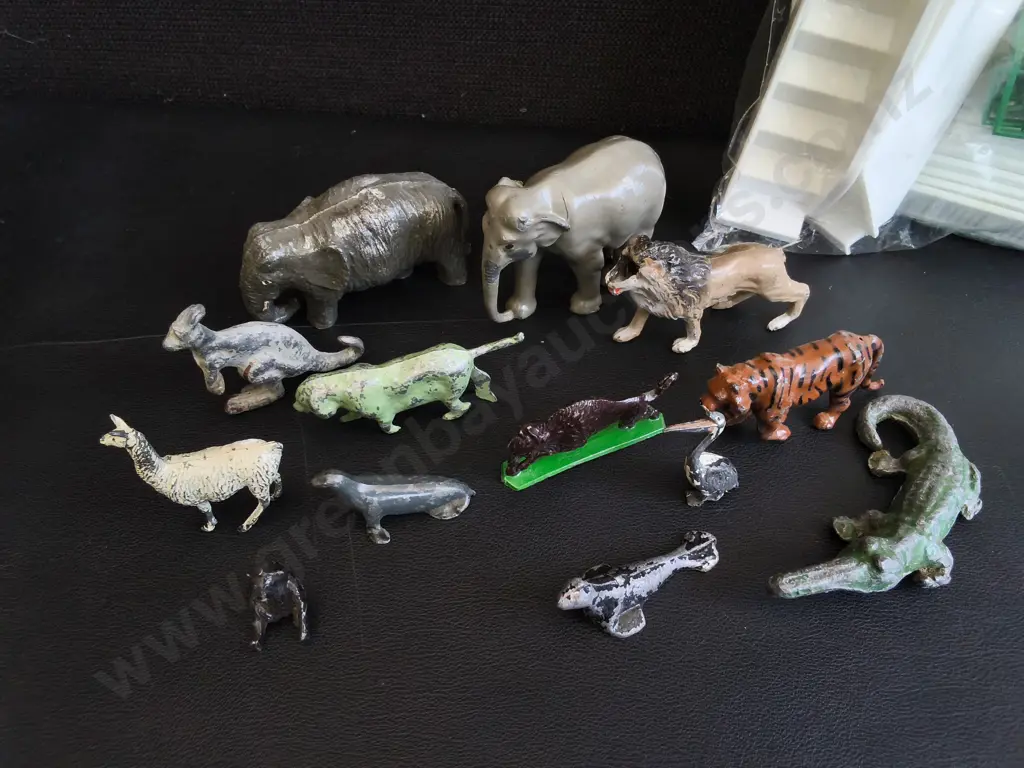 VINTAGE LEAD ZOO AND SAFARI ANIMALS WITH PLASTIC ENCLOSURE ACCESSORIES Image 1++