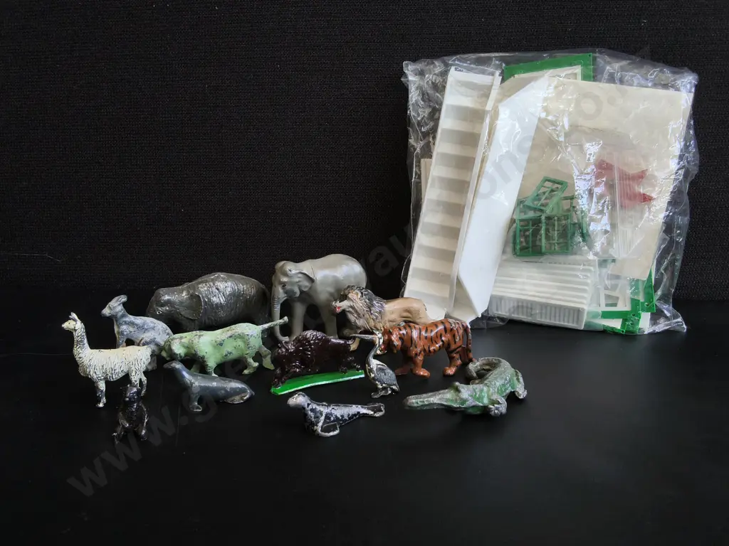 VINTAGE LEAD ZOO AND SAFARI ANIMALS WITH PLASTIC ENCLOSURE ACCESSORIES Image 1++