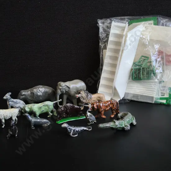 VINTAGE LEAD ZOO AND SAFARI ANIMALS WITH PLASTIC ENCLOSURE ACCESSORIES