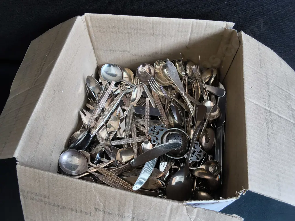 BOX MIX OF VINTAGE CUTLERY Image 1++