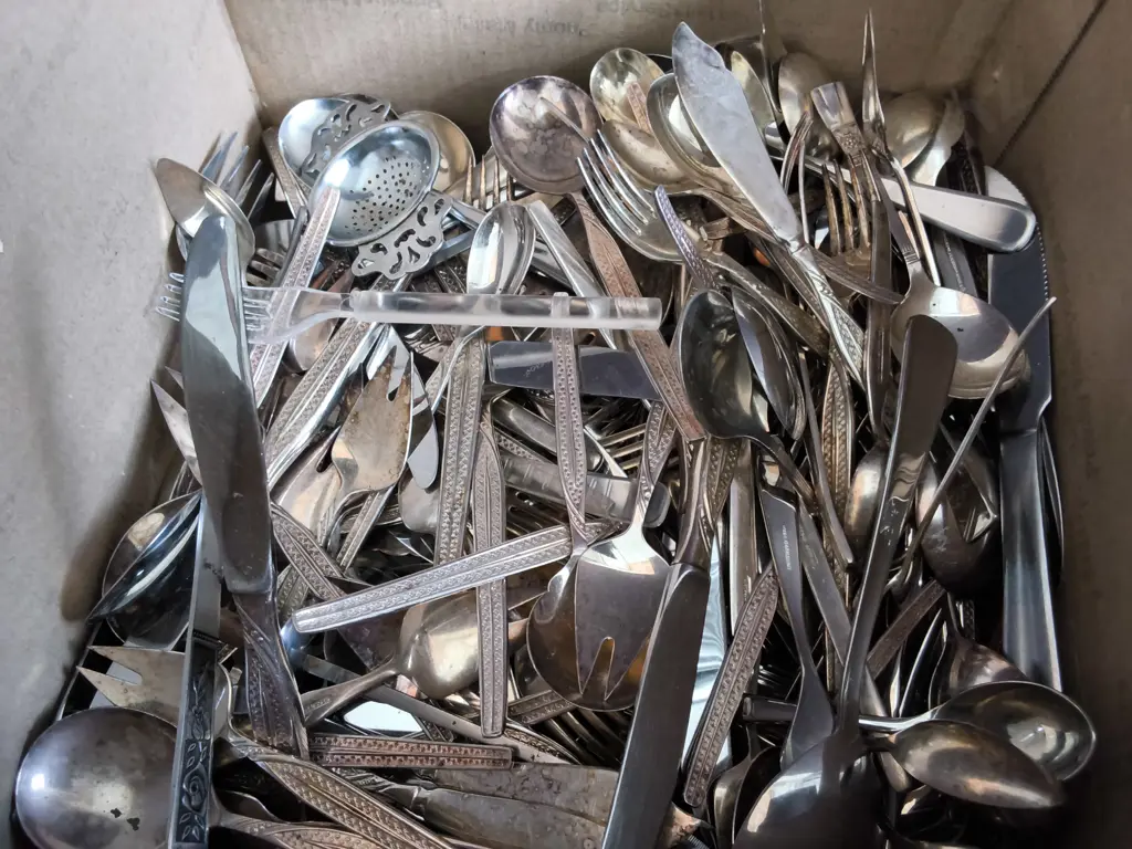 BOX MIX OF VINTAGE CUTLERY Image 1++