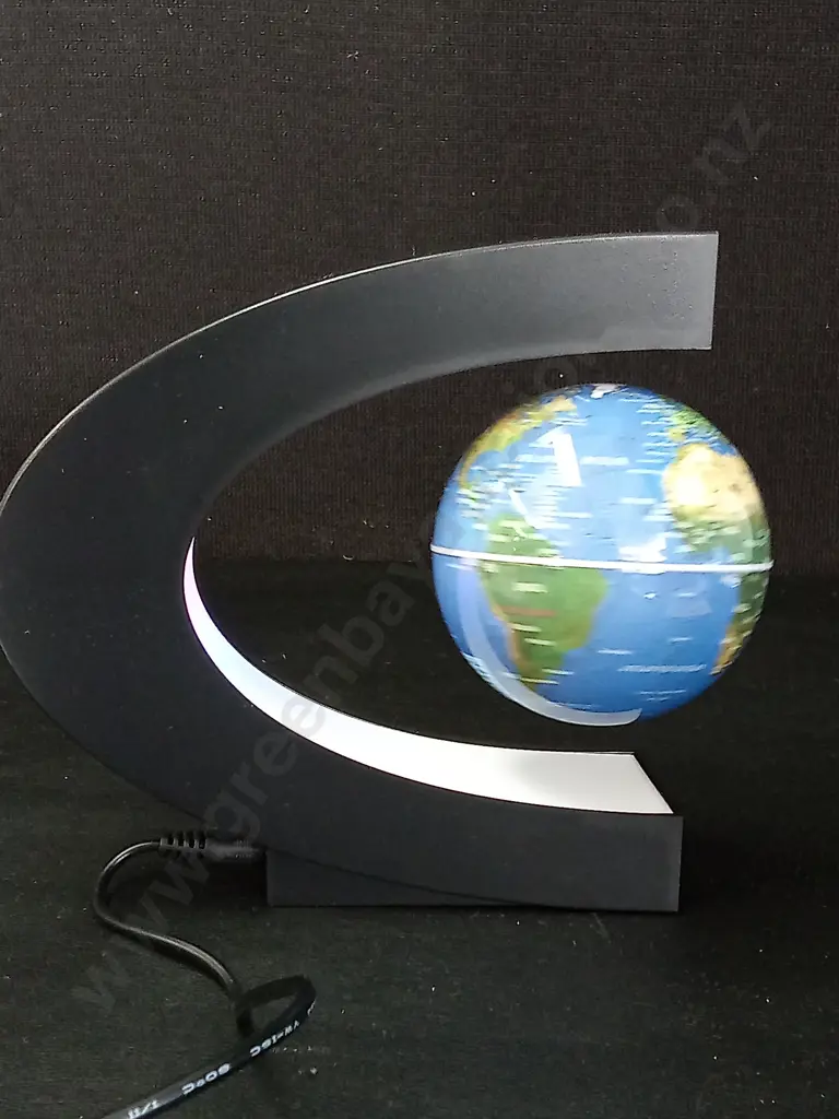 WALL CLOCK AND MAGNETIC LEVITATION GLOBE Image 1++