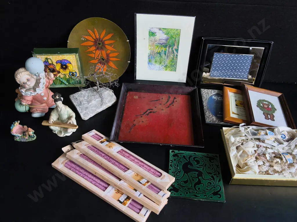 MIX OF DECORATIVE ITEMS Image 1++