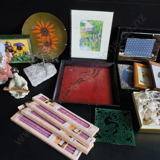 MIX OF DECORATIVE ITEMS