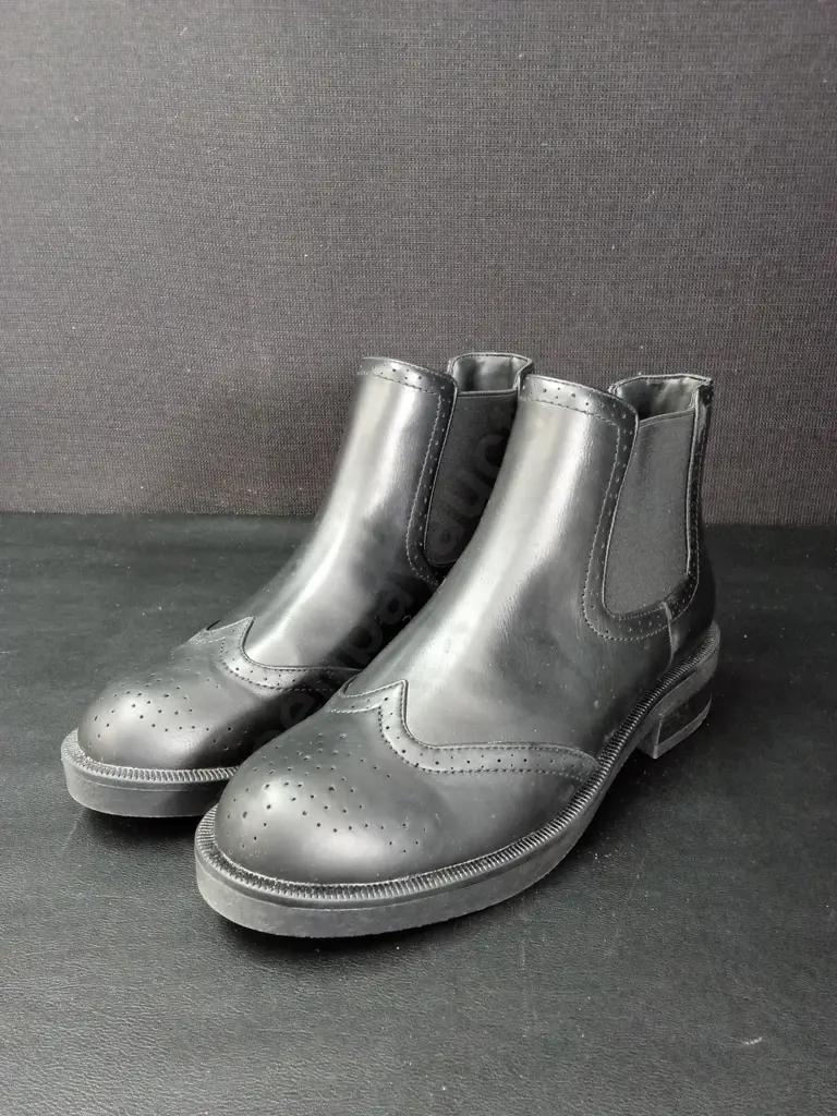 PAIR OF BOOTS SIZE 38 Image 1++