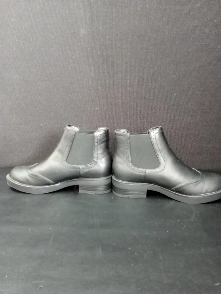 PAIR OF BOOTS SIZE 38 Image 1++