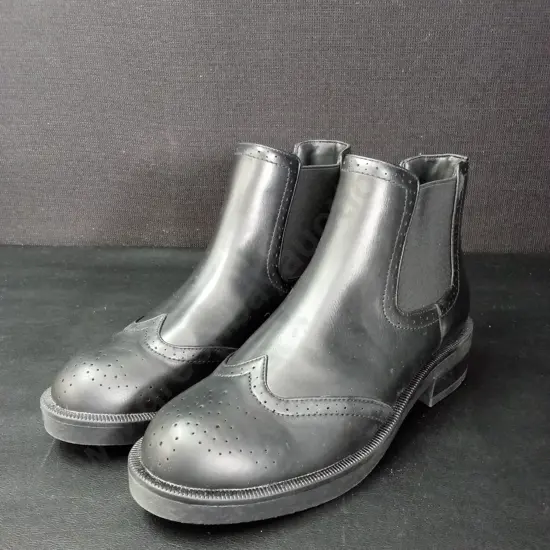 PAIR OF BOOTS SIZE 38