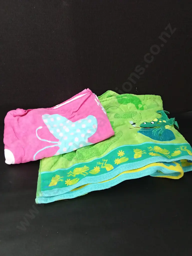 2 BEACH TOWELS Image 1++