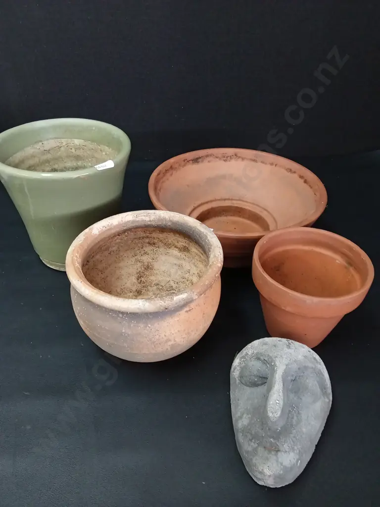 4 OUTDOOR POTS TALLEST H17CM AND A CONCRETE FACE Image 1++