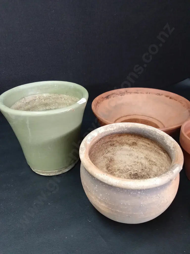 4 OUTDOOR POTS TALLEST H17CM AND A CONCRETE FACE Image 1++