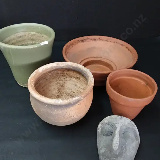 4 OUTDOOR POTS TALLEST H17CM AND A CONCRETE FACE