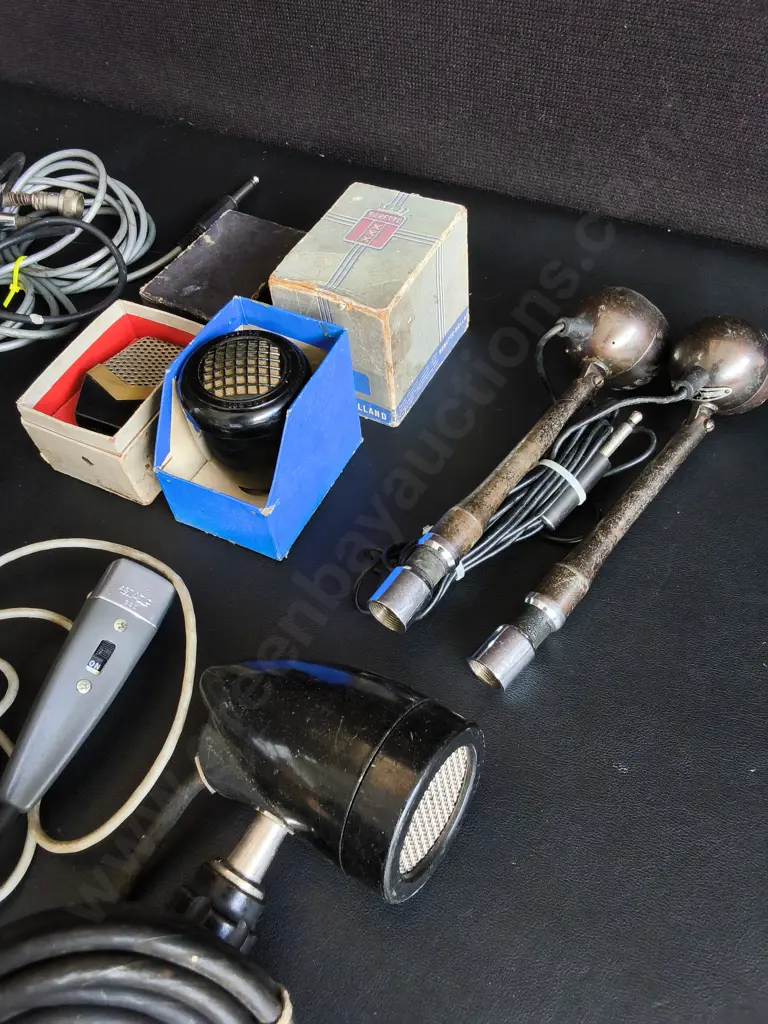 COLLECTION OF VINTAGE MICROPHONES AND MICROPHONE PARTS Image 1++