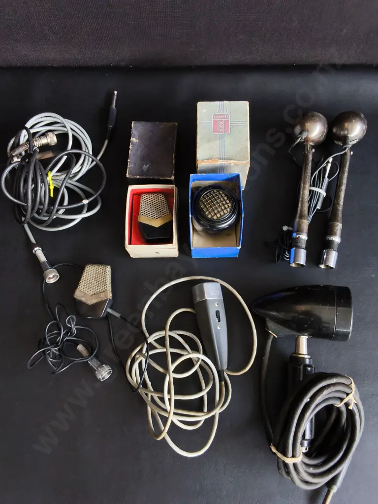 COLLECTION OF VINTAGE MICROPHONES AND MICROPHONE PARTS Image 1++