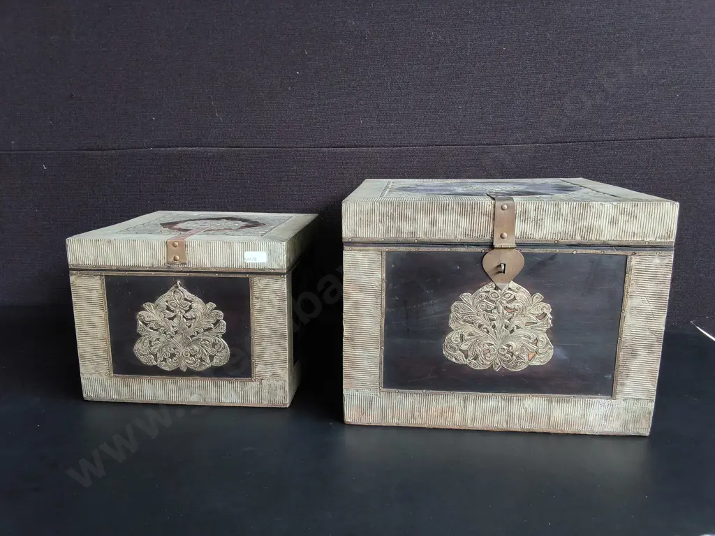 PAIR OF DECORATIVE WOODEN BOXES, TALLEST H 25 CM Image 1++
