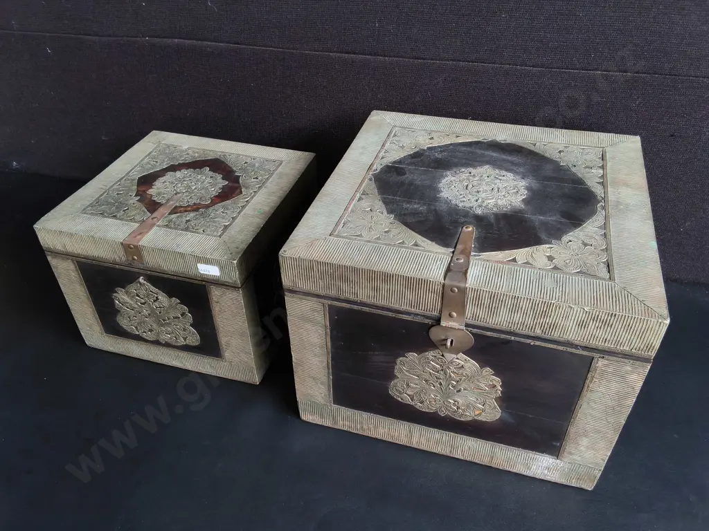 PAIR OF DECORATIVE WOODEN BOXES, TALLEST H 25 CM Image 1++