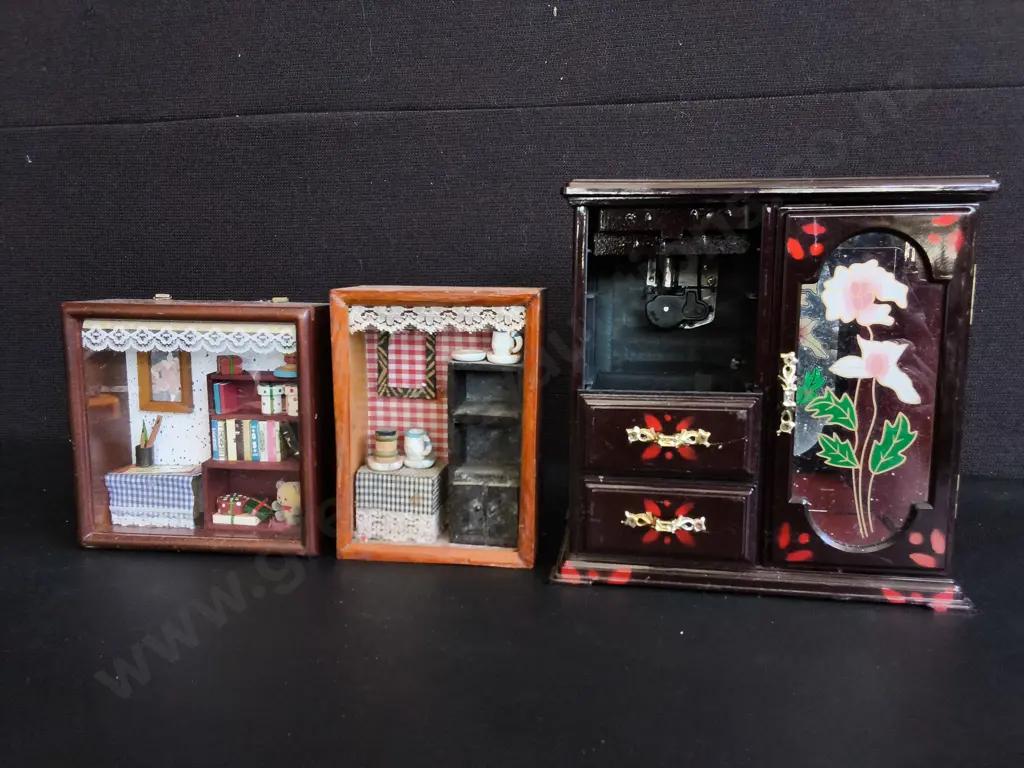 VINTAGE MINIATURE SHADOW BOX DIORAMAS AND MUSICAL JEWELRY ARMOIRE, TALLEST H 21 CM Image 1++