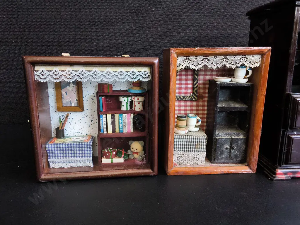 VINTAGE MINIATURE SHADOW BOX DIORAMAS AND MUSICAL JEWELRY ARMOIRE, TALLEST H 21 CM Image 1++