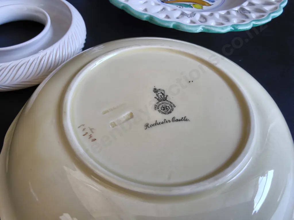 MIX OF POTTERY AND COLLECTIBLES, 4 PIECES, INCLUDING ROYAL DOULTON, WIDEST DIA 28 CM Image 1++