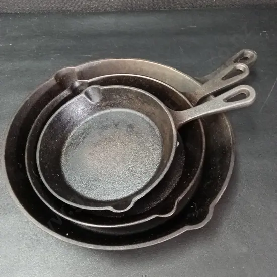 3 CAST IRON PANS LARGEST D25CM