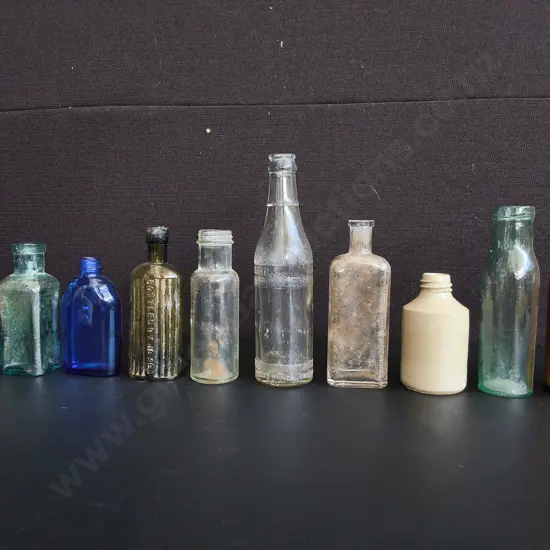 MIX OF 10 VINTAGE GLASS BOTTLES, TALLEST H 23 CM