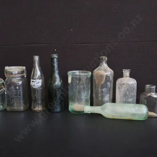 MIX OF 10 VINTAGE GLASS BOTTLES AND JARS, TALLEST H 26 CM