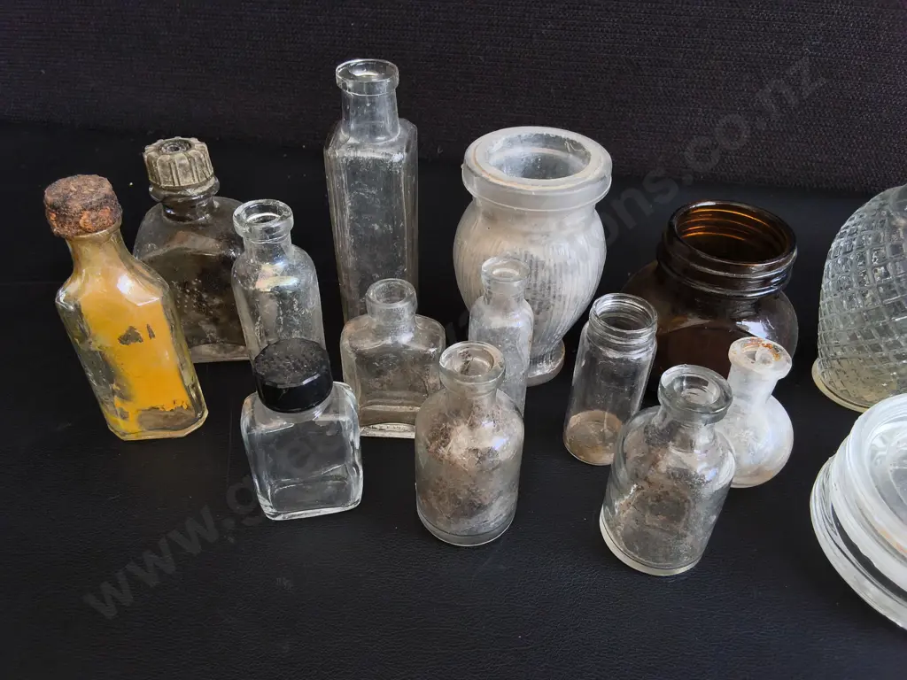 COLLECTION OF VINTAGE GLASS VESSELS, TALLEST H 12 CM Image 1++
