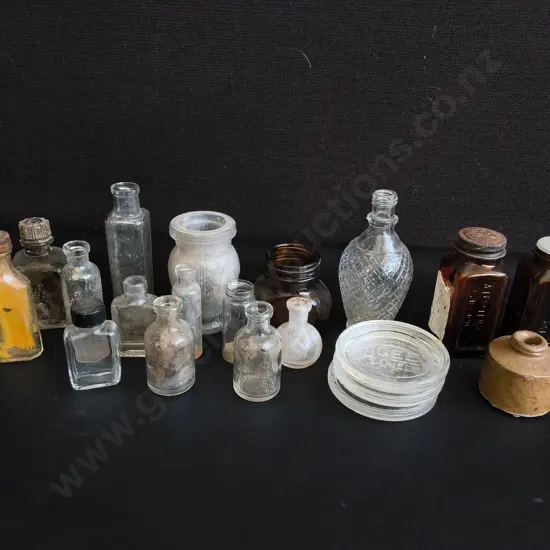 COLLECTION OF VINTAGE GLASS VESSELS, TALLEST H 12 CM