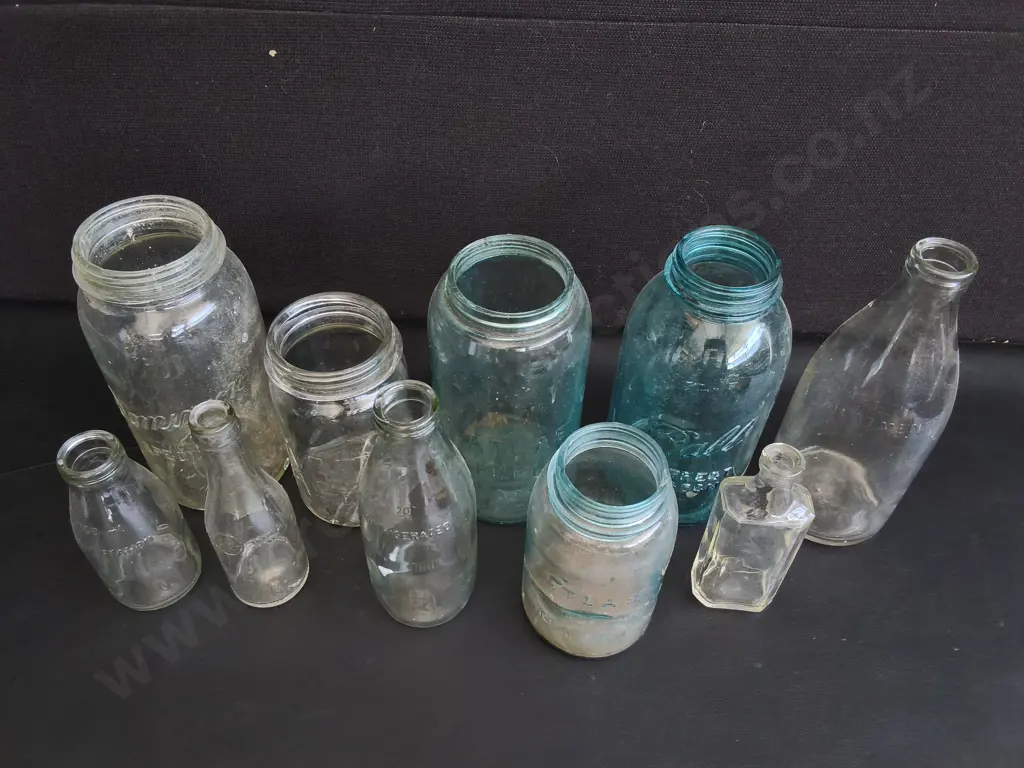 MIX OF 10 VINTAGE GLASS BOTTLES AND JARS, TALLEST H 26 CM Image 1++