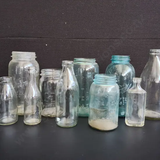 MIX OF 10 VINTAGE GLASS BOTTLES AND JARS, TALLEST H 26 CM