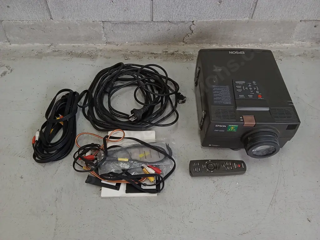 WORKING EPSON EMP-5000 PROJECTER WITH CORDS AND REMOTE Image 1++