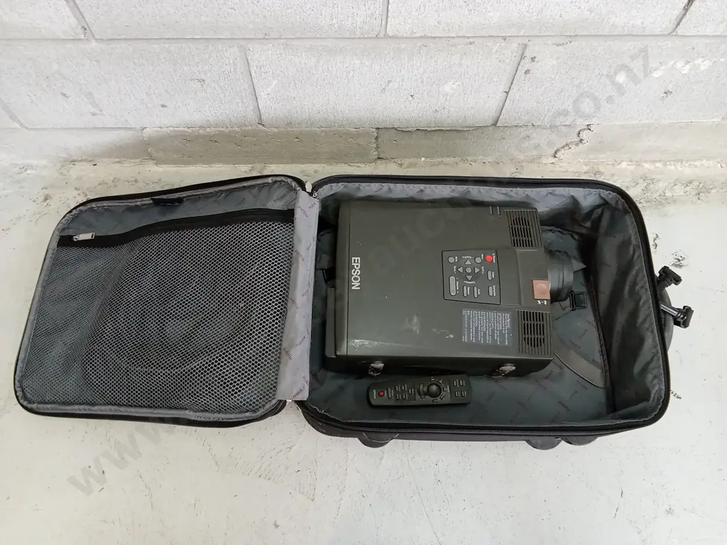 WORKING EPSON EMP-5000 PROJECTER WITH CORDS AND REMOTE Image 1++