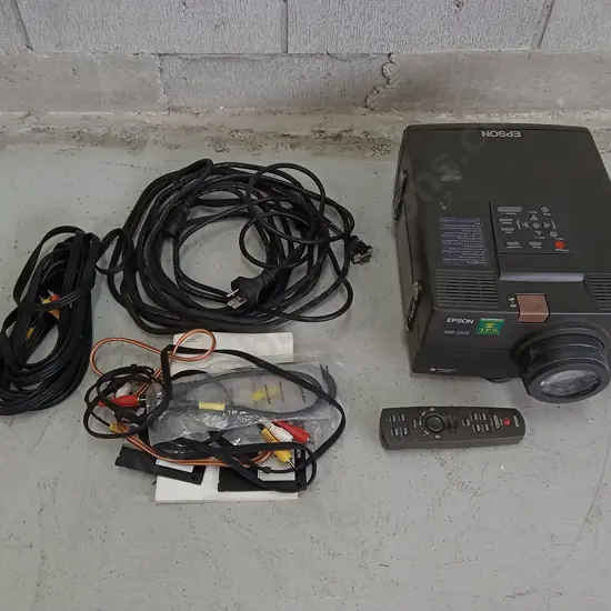 WORKING EPSON EMP-5000 PROJECTER WITH CORDS AND REMOTE