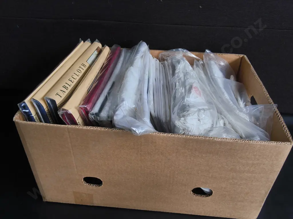 BOX OF BRAND NEW TABLECLOTHS Image 1++