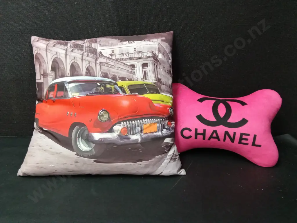 2 PILLOWS, 2 PILLOW CASES AND A BLANKET Image 1++