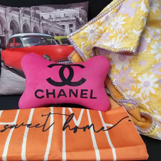 2 PILLOWS, 2 PILLOW CASES AND A BLANKET