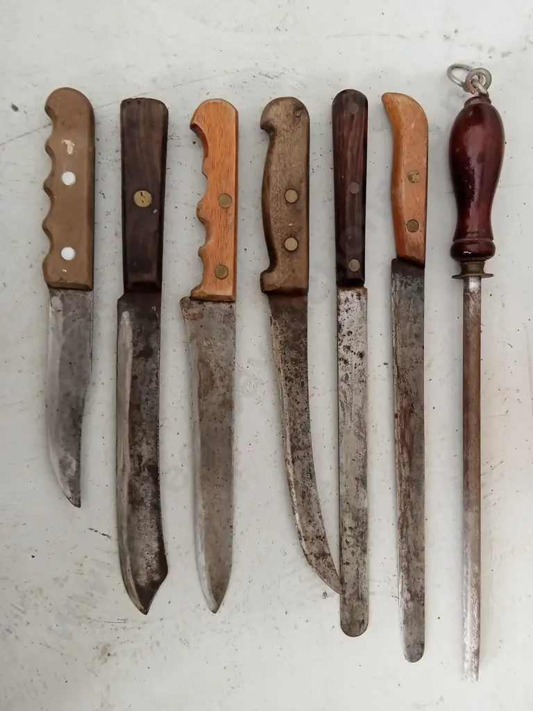 VINTAGE KNIFE COLLECTION IN BLOCK, INCLUDING SHARPENER Image 1++