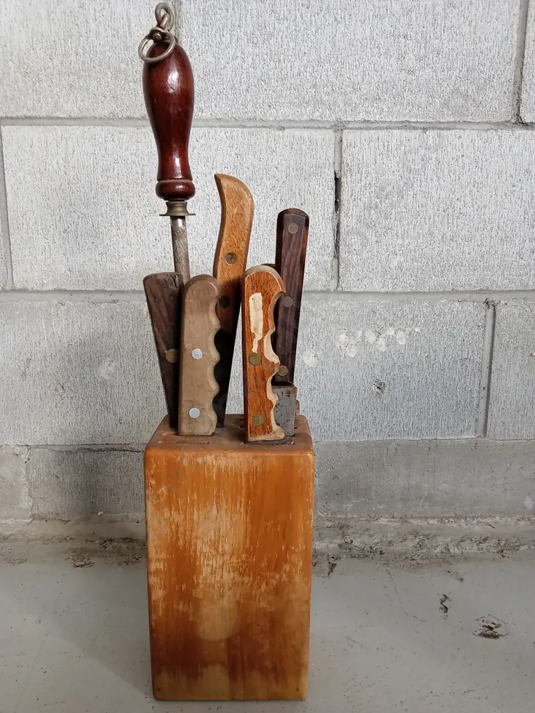 VINTAGE KNIFE COLLECTION IN BLOCK, INCLUDING SHARPENER Image 1++