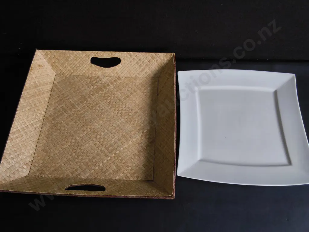 WOVEN RATTAN TRAY WITH SIDE HANDLES AND SQUARE WHITE CERAMIC PLATES, WIDEST W 46 CM Image 1++