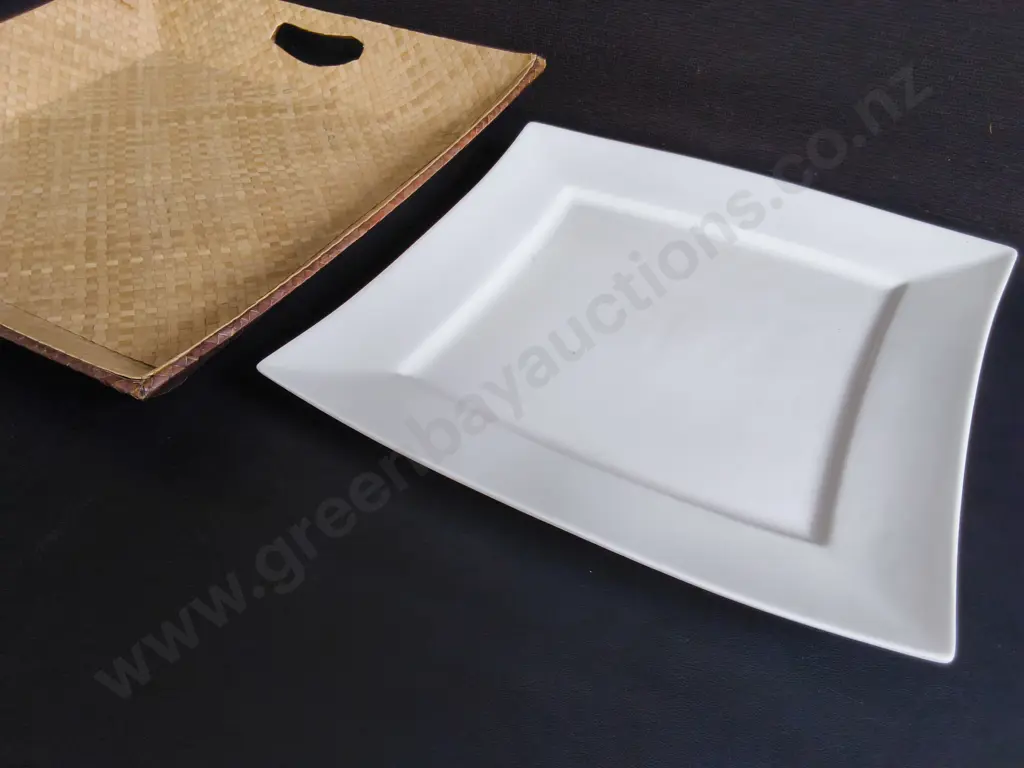 WOVEN RATTAN TRAY WITH SIDE HANDLES AND SQUARE WHITE CERAMIC PLATES, WIDEST W 46 CM Image 1++