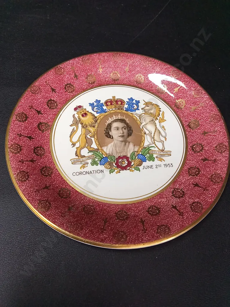 VINTAGE QUEEN ELIZABETH II CORONATION COMMEMORATIVE PLATE Image 1++