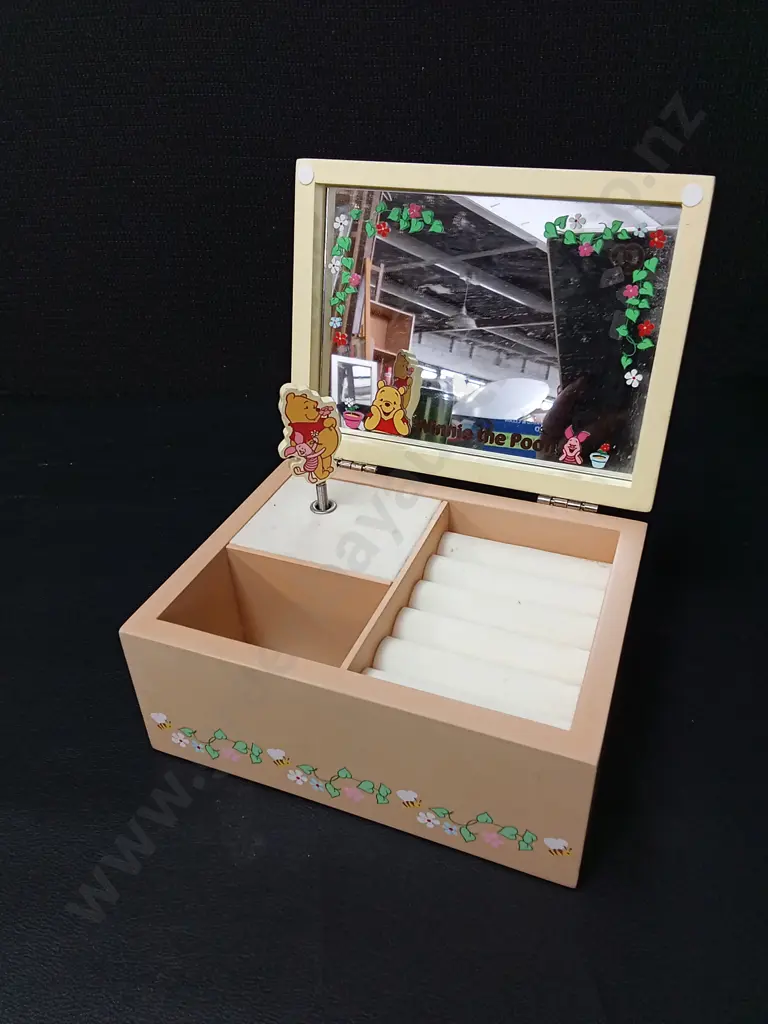 VINTAGE DISNEY WINNIE THE POOH AND PIGLET WOODEN MUSICAL JEWELLERY BOX L15.5CM Image 1++