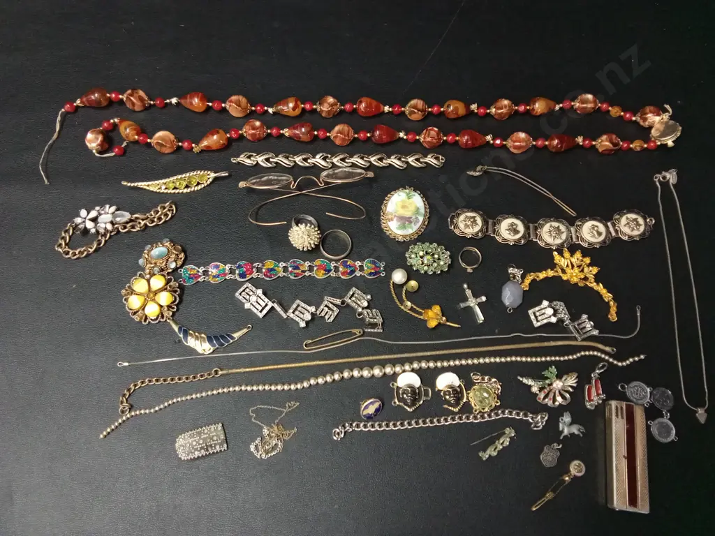 ASSORTED VINTAGE JEWELLERY Image 1++