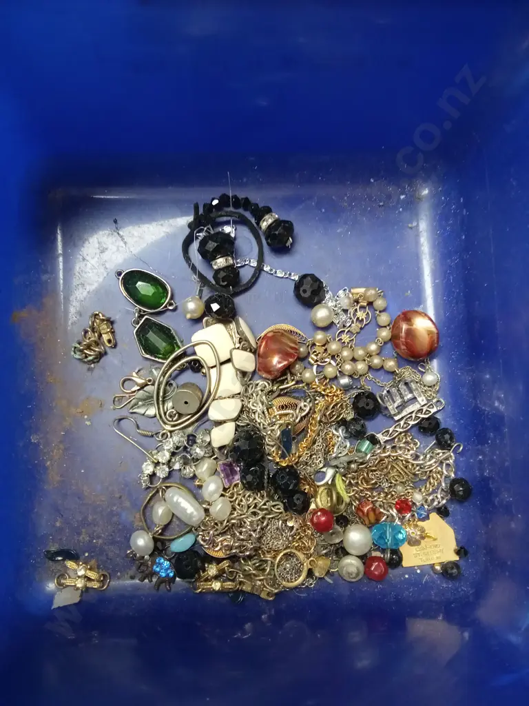 ASSORTED VINTAGE JEWELLERY Image 1++
