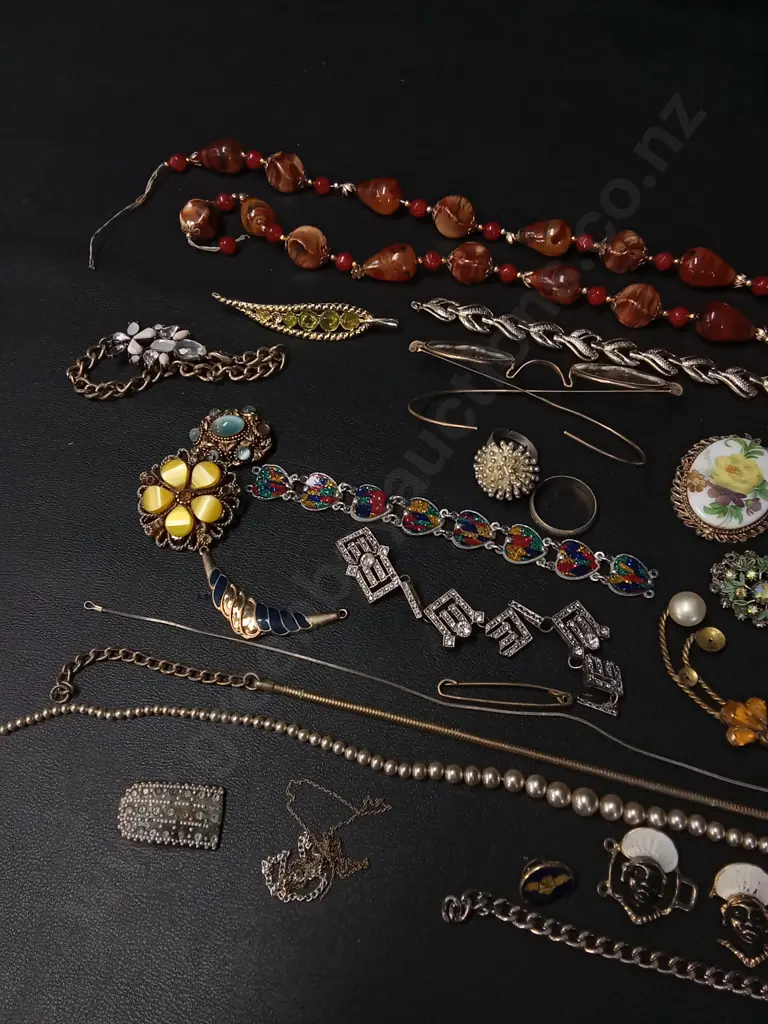 ASSORTED VINTAGE JEWELLERY Image 1++