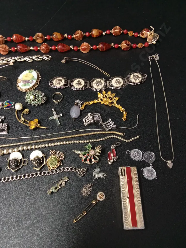 ASSORTED VINTAGE JEWELLERY Image 1++