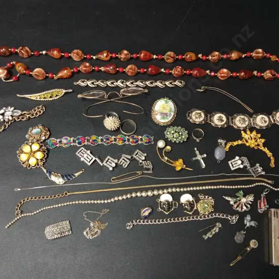 ASSORTED VINTAGE JEWELLERY