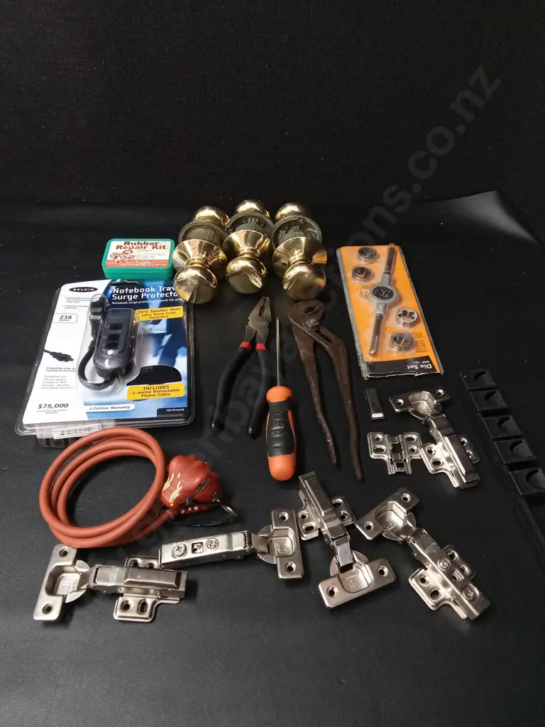 ASSORTED ITEMS Image 1++