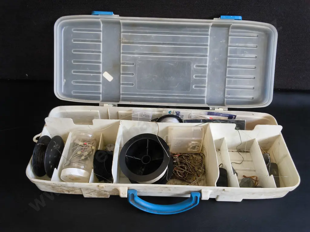 PLASTIC FISHING TACKLEBOX WITH CONTENTS Image 1++