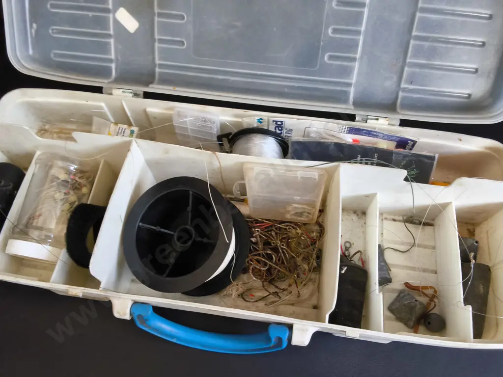 PLASTIC FISHING TACKLEBOX WITH CONTENTS Image 1++