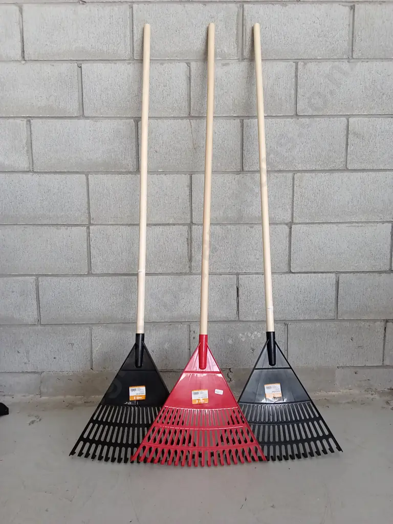 3 GARDEN RAKES Image 1++